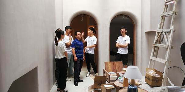 图片包含 墙壁, 室内, 男士描述已自动生成