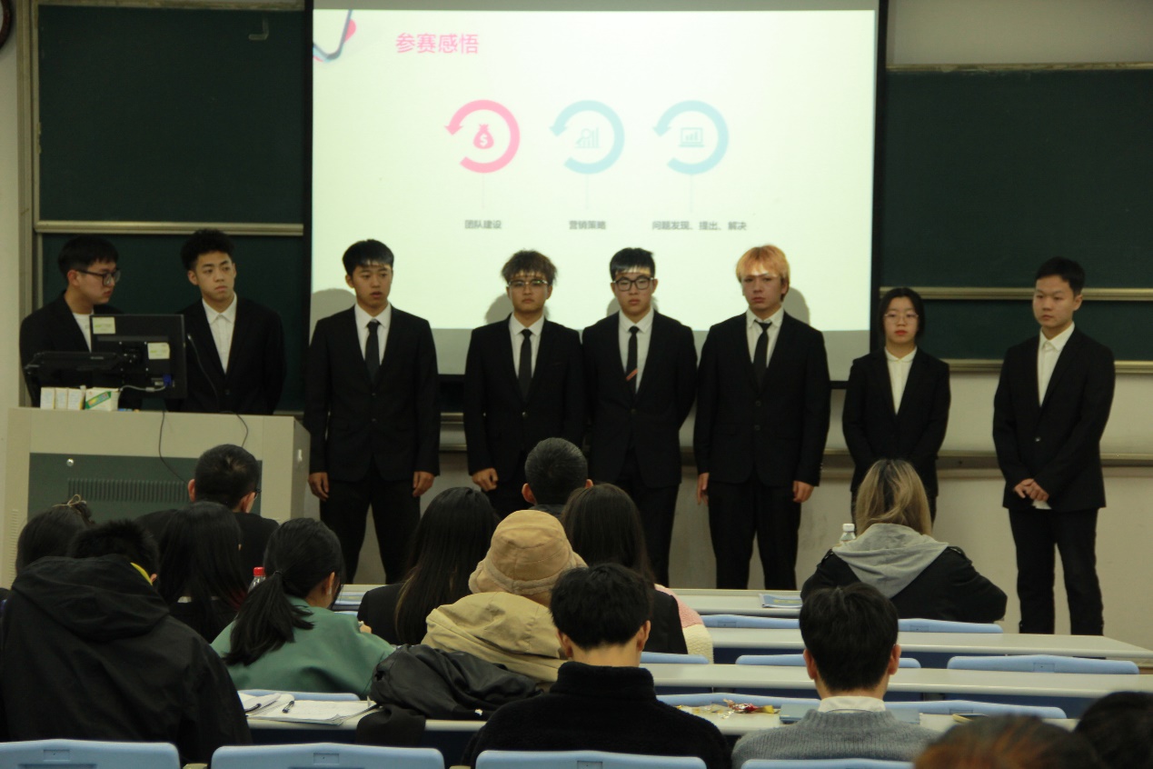 一群人在台上演讲描述已自动生成